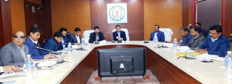 प्रभारी सचिव पी. दयानंद की अध्यक्षता में संपन्न हुई जिले में समीक्षा बैठक