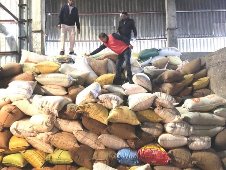 जिला प्रशासन के द्वारा गठित उडनदस्ता टीम के माध्यम से कोचियों एवं बिचैलियों पर धान खरीदी के पूर्व ही दो प्रकरण में 574 क्विंटल धान किया जब्त