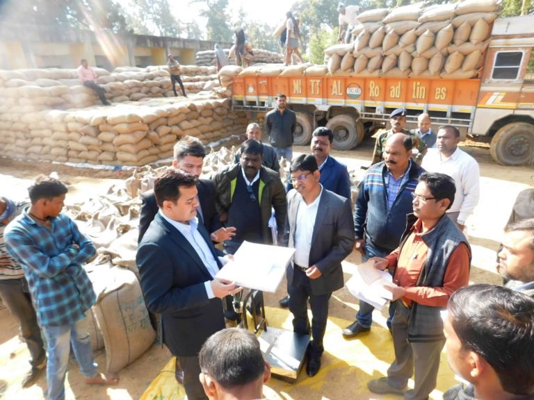 सूरजपुर भ्रमण पर रहे प्रभारी सचिव पी. दयानंद ने  किया विभिन्न स्थानों का निरीक्षण