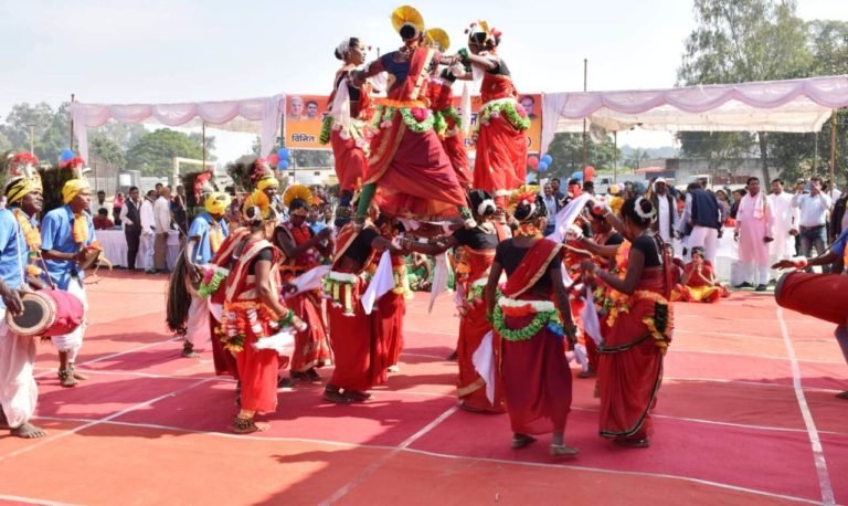 युवा उत्सव में करमा कलाकारों के नृत्य ने किया जन-जन को आकर्षित, अब राज्य में दिखाएंगे जोहर