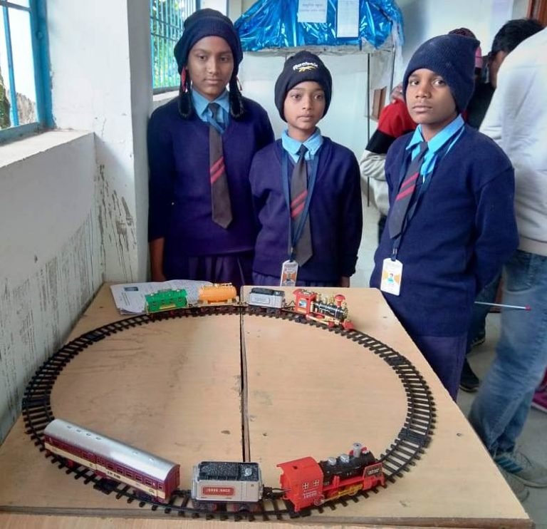 Realizing the initiative of change in education, 03 students of school-free school, Runeadih showed talent