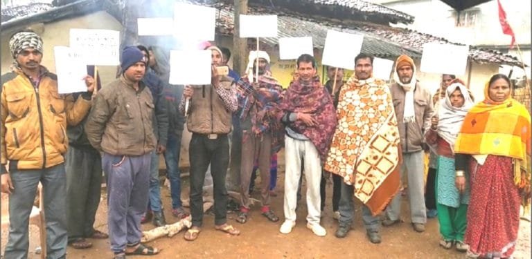 पंचायत चुनाव के बहिष्कार का ऐलान एक भी घर आदिवासी का नहीं और आरक्षण में कर दिया आदिवासी वार्ड ।