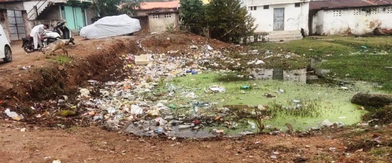 बैकुंठपुर नगर पालिका के ऊपर स्वच्छता को लेकर लगा गंभीर आरोप